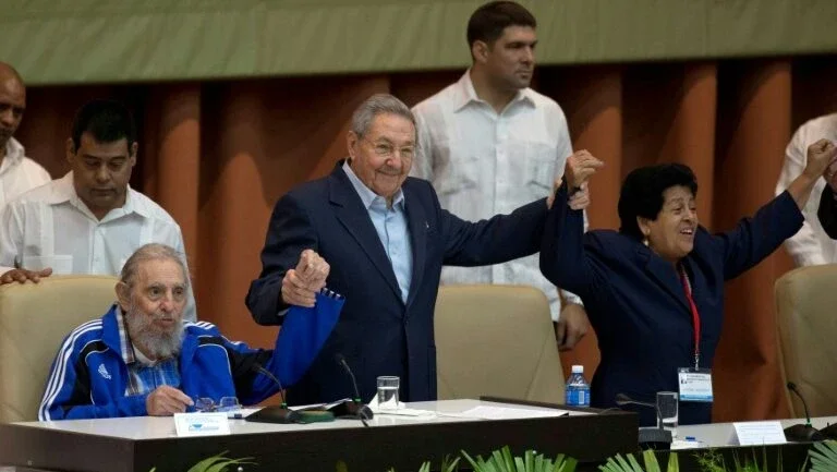 Fidel e Raúl Castro, irmãos diferentes e companheiros