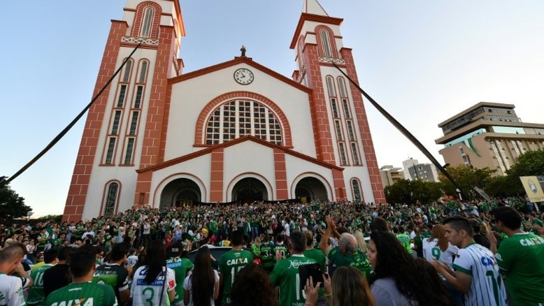 Chapecó vive um dia sem amanhecer após tragédia aérea na Colômbia
