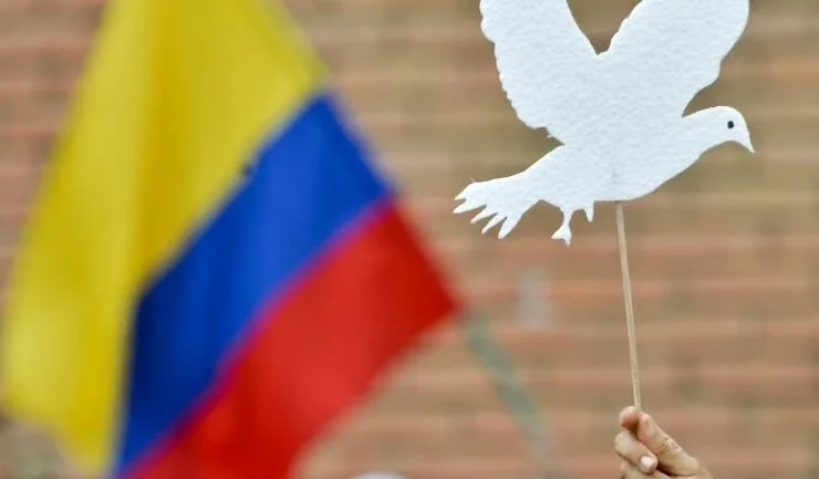 Líderes das Farc chegam a Bogotá para implementação do pacto de paz