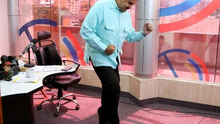 Maduro se esquiva das críticas sobre crise venezuelana dançando salsa
