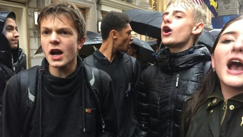 Centenas de estudantes protestam contra Trump em NY e Washington