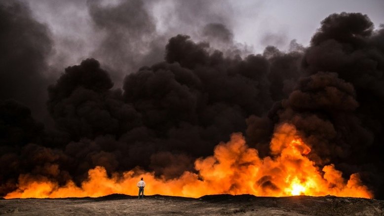 Bombeiros iraquianos combatem incêndios de poços de petróleo causados pelo EI
