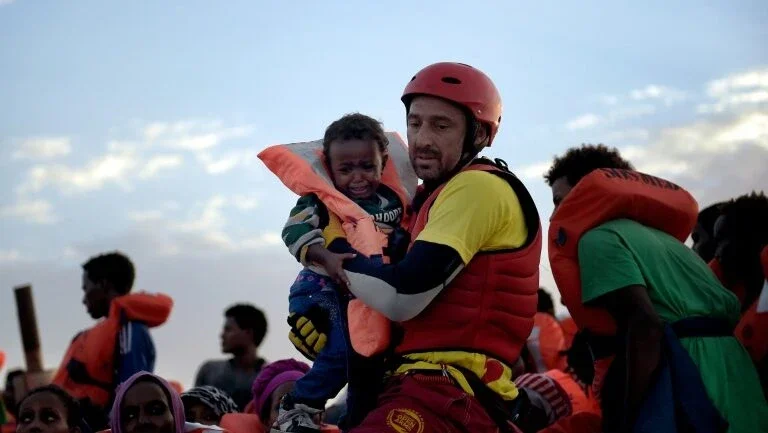 Naufrágio: mais de 100 migrantes mortos ou desaparecidos na costa da Líbia