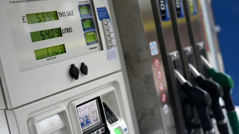 Petróleo tenta se recuperar mas segue em queda