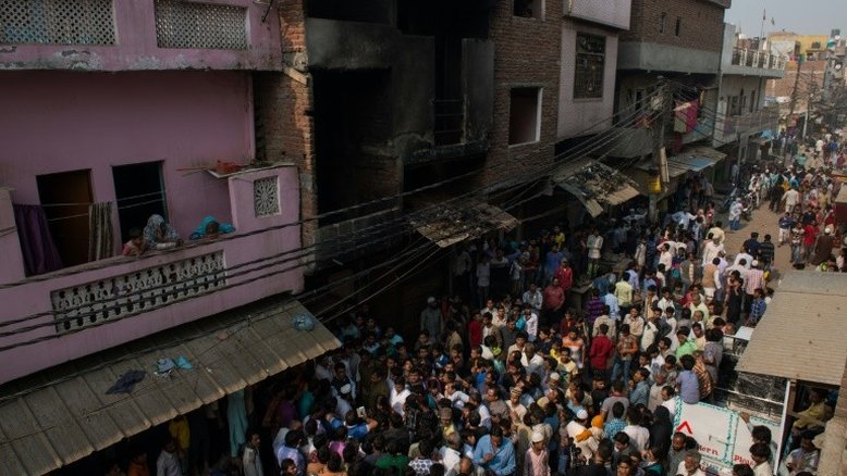 Incêndio em fábrica têxtil deixa 13 mortos na Índia