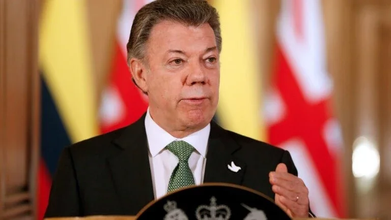 Santos prorroga negociações com oposição sobre acordo de paz
