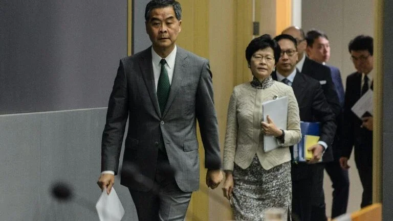 China exclui deputados separatistas do Parlamento de Hong Kong