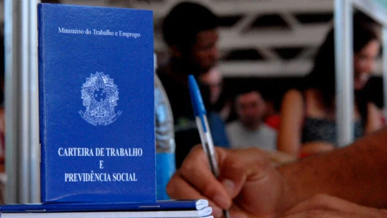 Desemprego no Brasil cai para 9,3% em 2022, o menor patamar desde 2015