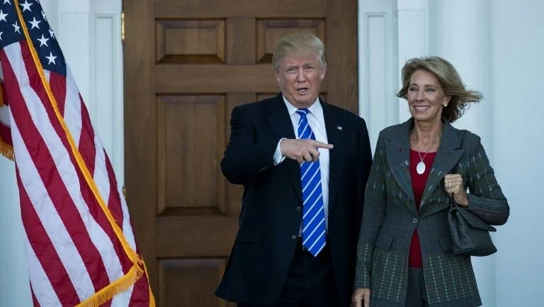 Trump nomeia mais uma mulher e anuncia Betsy DeVos para Educação