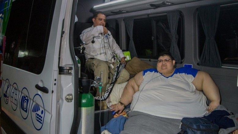 Mexicano que pesa meia tonelada sonha em voltar a caminhar