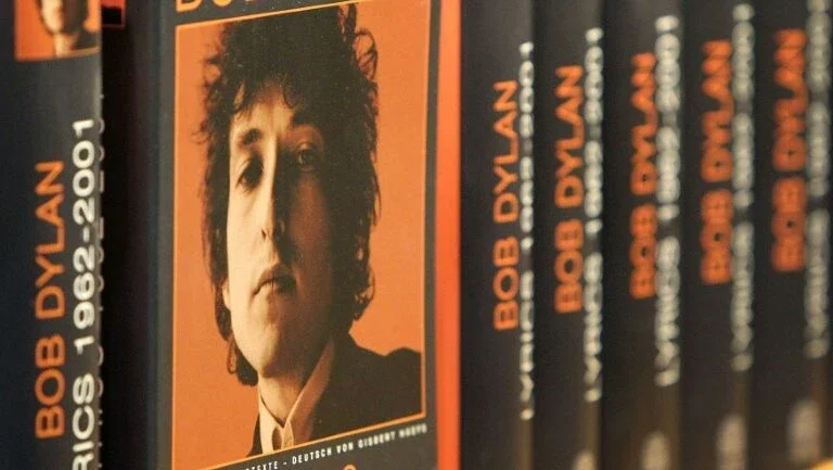 Bob Dylan não buscará Nobel em razão de 