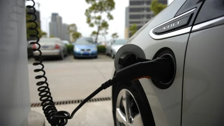 EUA anuncia rede de estações para recarga de carros elétricos