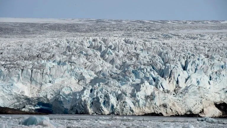 Cada tonelada de CO2 derrete 3m² de gelo ártico, aponta estudo