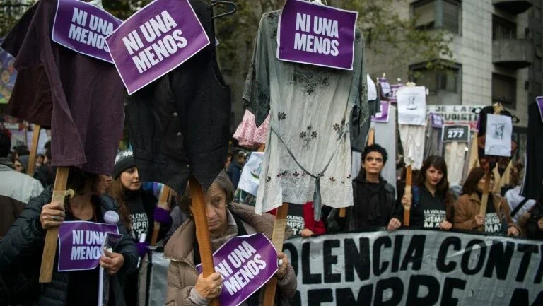 Feminicídios desenfreados na Argentina: policial mata ex-mulher e namorada