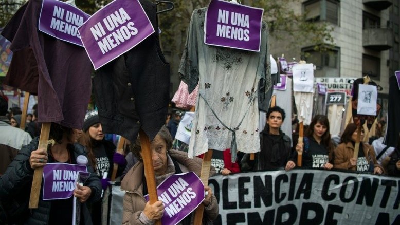 Feminicídios desenfreados na Argentina: policial mata ex-mulher e namorada