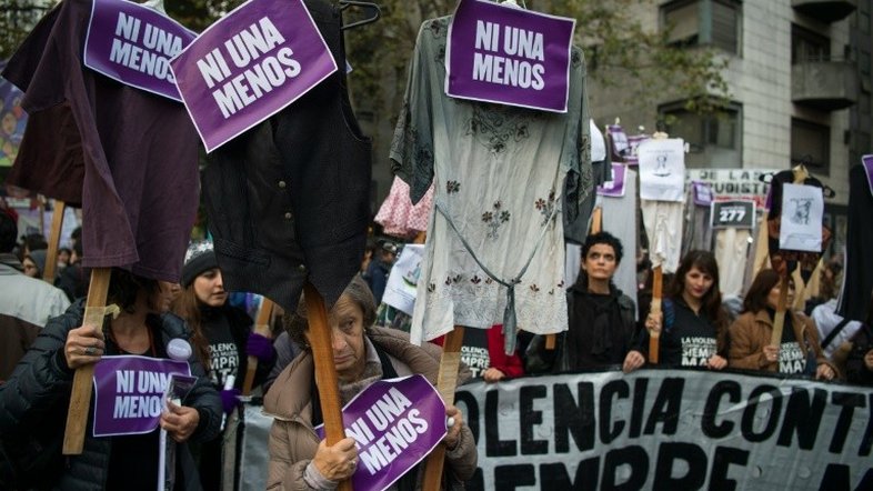 Feminicídios desenfreados na Argentina: policial mata ex-mulher e namorada