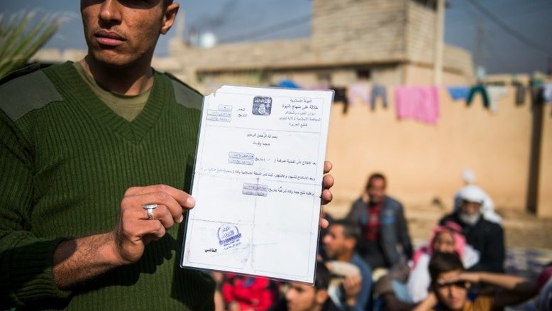 Iraquianos que deixam Mossul têm documentos carimbados pelo Estado Islâmico