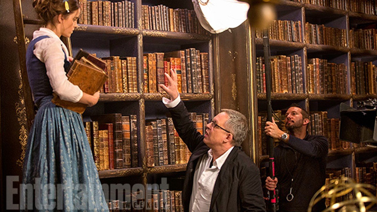 Emma Watson aparece em fotos com look do filme 'A Bela e a Fera'