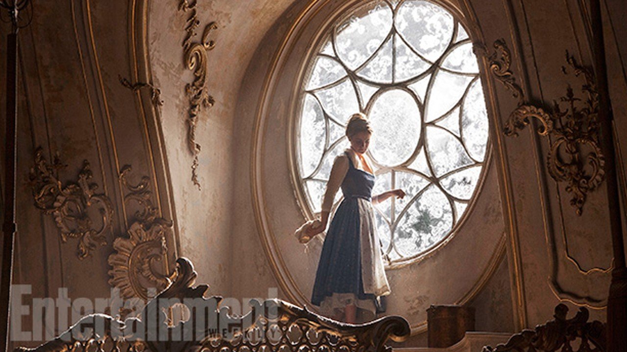 Emma Watson aparece em fotos com look do filme 'A Bela e a Fera'