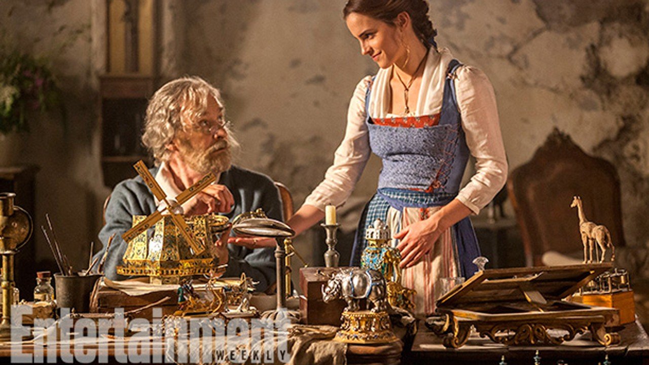 Emma Watson aparece em fotos com look do filme 'A Bela e a Fera'