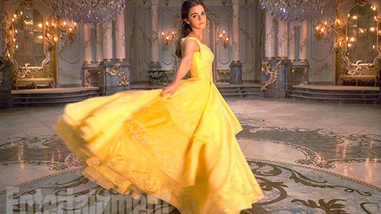 Emma Watson aparece em fotos com look do filme 'A Bela e a Fera'