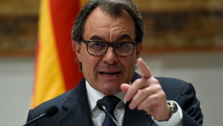 Ex-presidente da Catalunha será julgado em fevereiro por organizar votação separatista