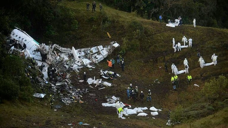 Corpo de tripulante morto em acidente de avião da Chapecoense chega a Assunção