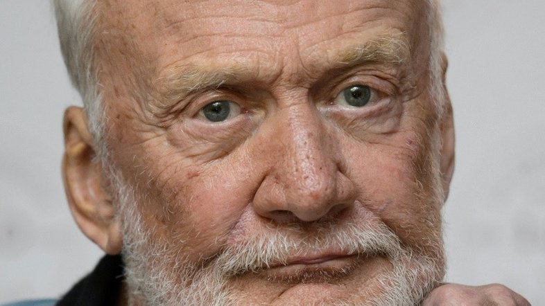 Buzz Aldrin, segundo homem a pisar na Lua, é evacuado do Polo Sul