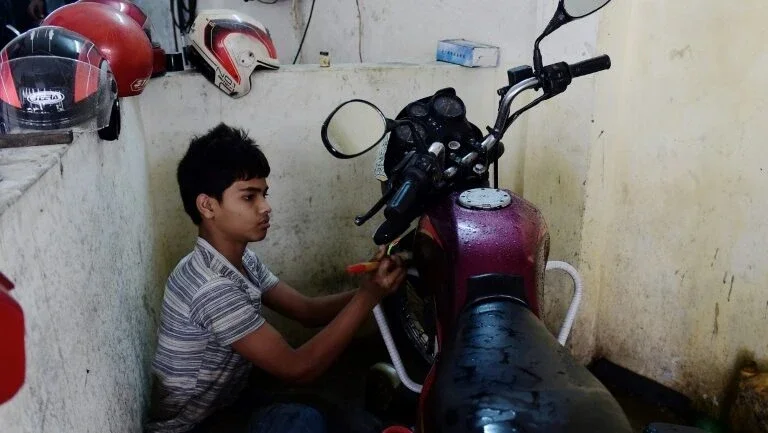Crianças em Bangladesh trabalham até 64 horas por semana