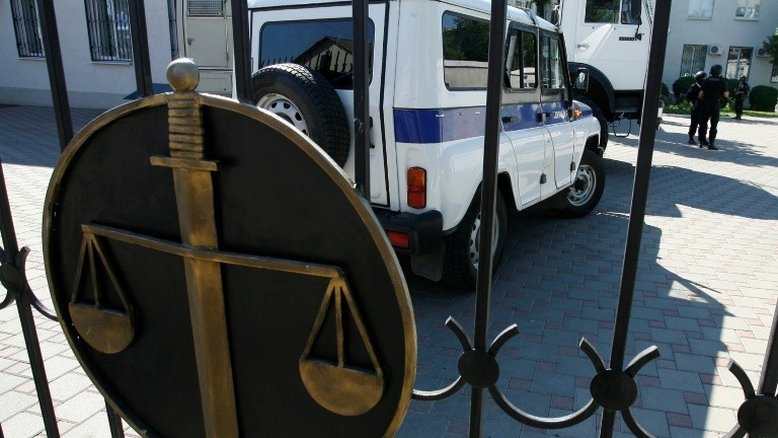 Professor russo simula sequestro para impressionar aluna
