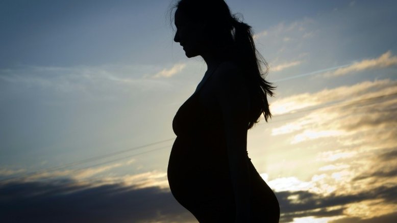 Mulher com dois úteros dá à luz gêmeos um mês depois de ter outro bebê