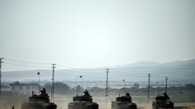 Turquia posiciona tanques e canhões na fronteira com a Síria