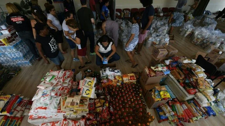 Servidores cariocas sem salário fazem fila para receber cesta básica