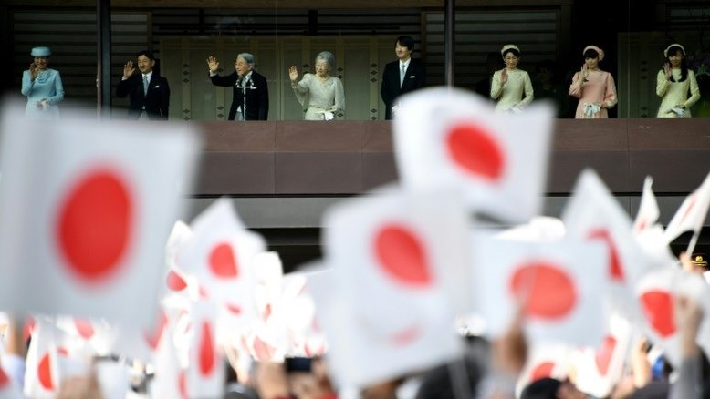 Imperador do Japão faz 83 anos com destino nas mãos do governo