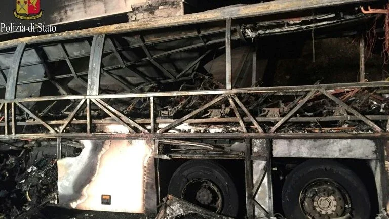 Acidente de ônibus com adolescentes húngaros mata 16 na Itália
