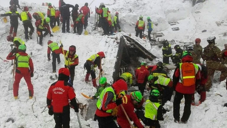 Sem novos sinais de vida após avalanche que atingiu hotel na Itália
