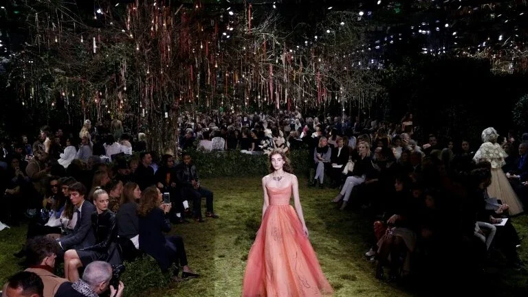Dior apresenta conto de fadas na Semana de Alta Costura de Paris
