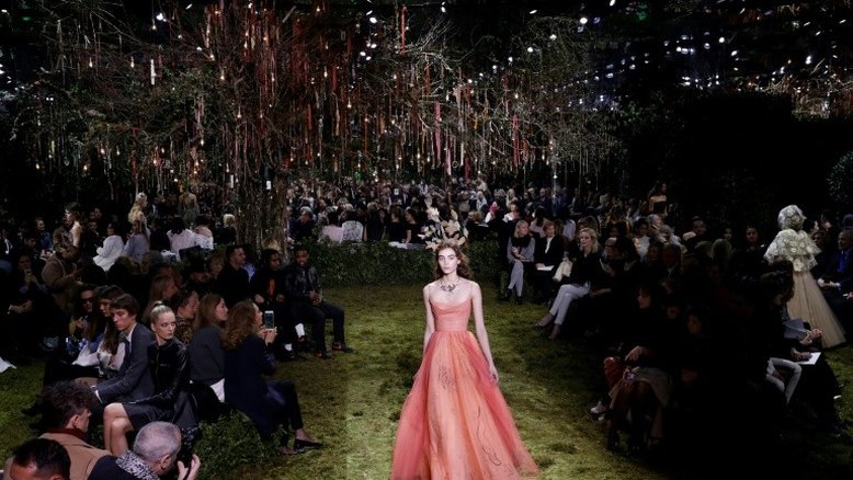 Dior apresenta conto de fadas na Semana de Alta Costura de Paris