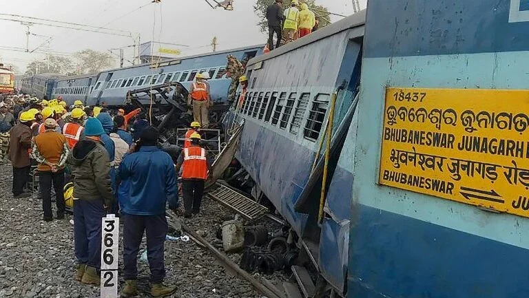Descarrilamento de trem deixa 39 mortos na Índia