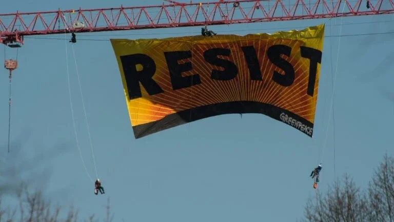 Greenpeace protesta contra Trump com enorme cartaz perto da Casa Branca