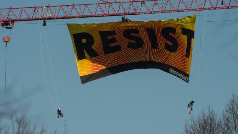 Greenpeace protesta contra Trump com enorme cartaz perto da Casa Branca