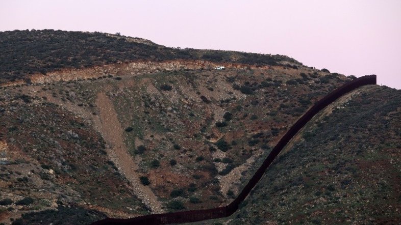 Brasil 'preocupado' com muro na fronteira dos EUA e México