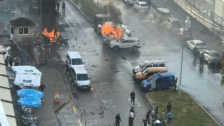 Policial turco e funcionários morrem em atentado na Turquia