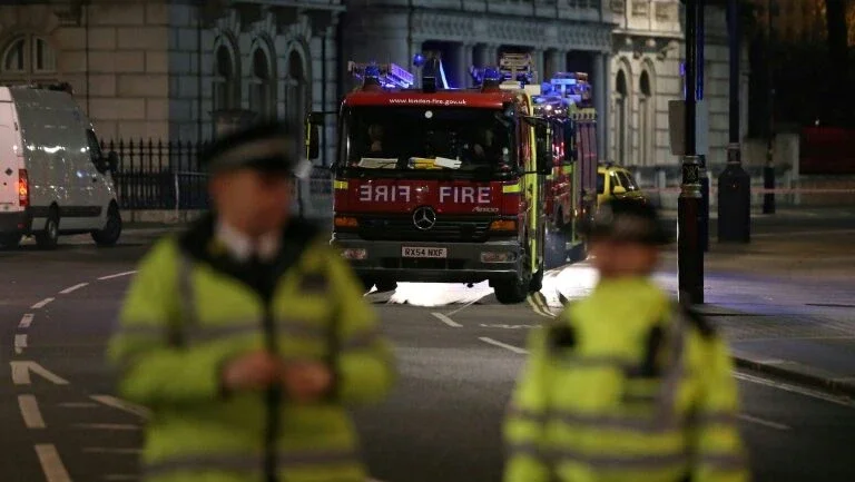Bomba da Segunda Guerra Mundial é desativada no centro de Londres