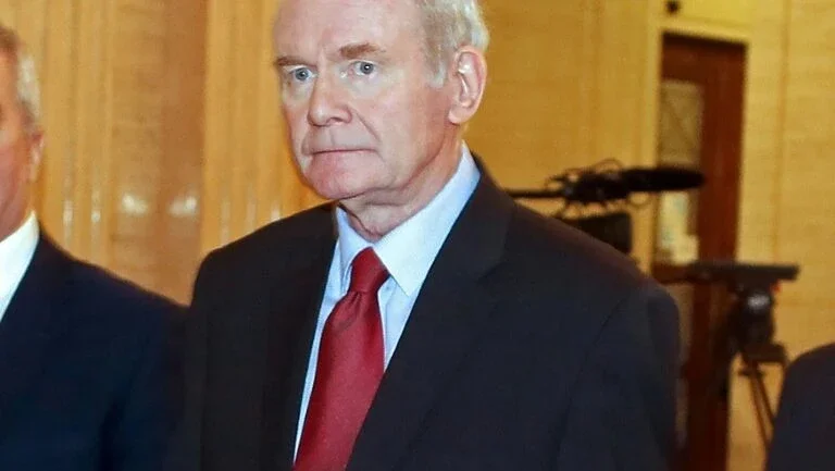 Martin McGuinness, membro do IRA e do Sinn Fein, abandona política