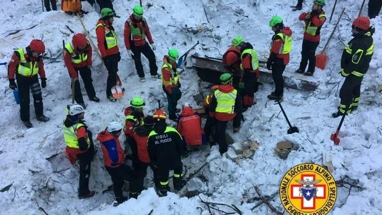 Helicóptero de resgate cai no centro da Itália após avalanche