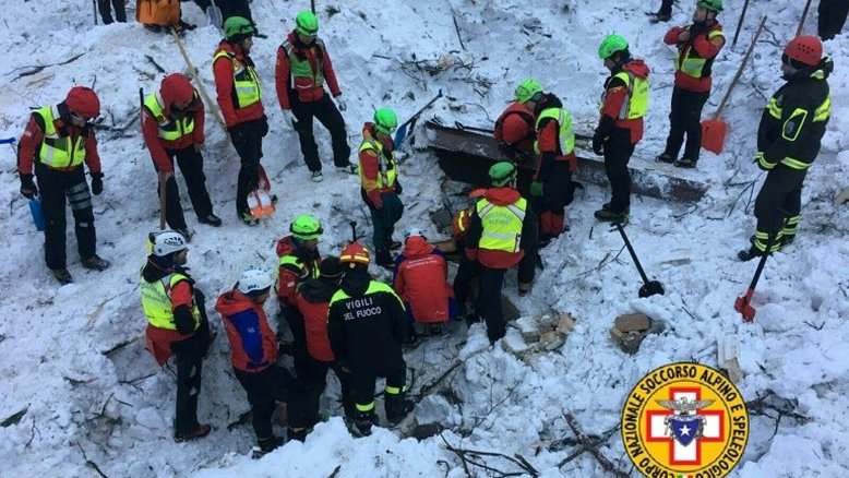 Helicóptero de resgate cai no centro da Itália após avalanche