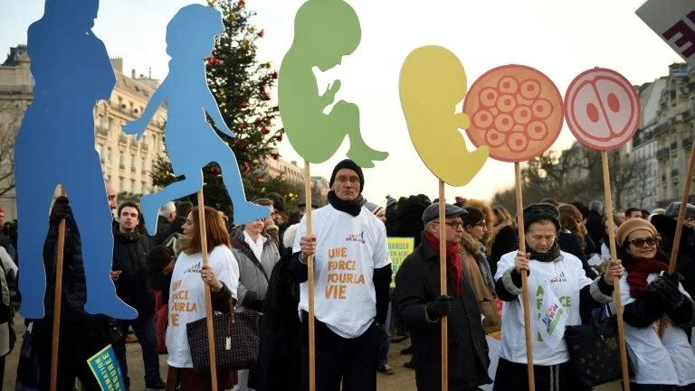Milhares de opositores ao aborto participam de passeata em Paris