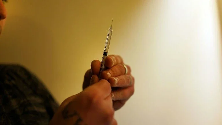 Cidade dos EUA processa laboratório por crise de opioides