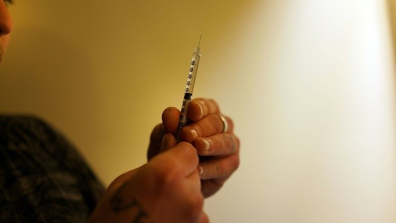 Cidade dos EUA processa laboratório por crise de opioides